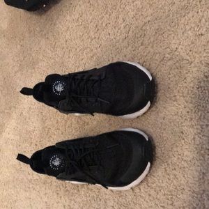 Big kids black nike huaraches